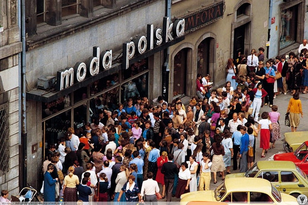 Tłum przed wejściem do Mody Polskiej w kamienicy przy ul. Rynek 25, Wrocław 1982, fot. Chris Niedenthal dolny-slask.org.pl/642769,foto.html?idEntity=548863