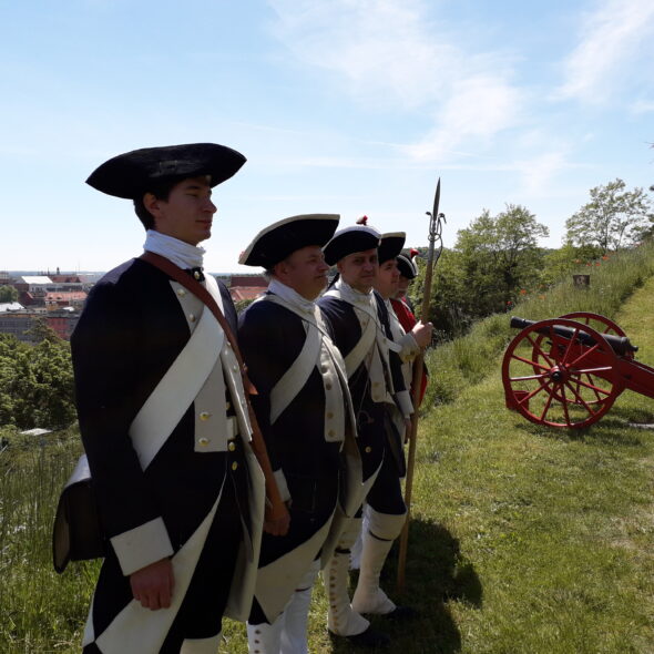 grupa rekonstrukcyjna Garnizon Gdańsk w strojach XVIII wiecznych gdańskich żołnierzy.