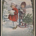 Dwoje dzieci pomiędzy drzewami trzyma sanki, na których leży mała choinka. Pada śnieg. Dziewczynka ma na rączkach mufkę. Chłopiec trzyma zabawkę konika. Na dole napis: Wesołych świąt Bożego Narodzenia.
