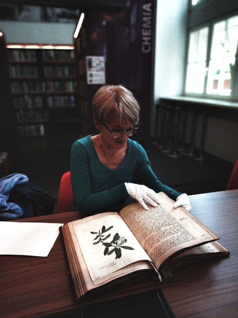 Alicja Siatka czyta rękopis Nathanaela Gerlacha. Wnętrze biblioteki Politechniki Gdańskiej