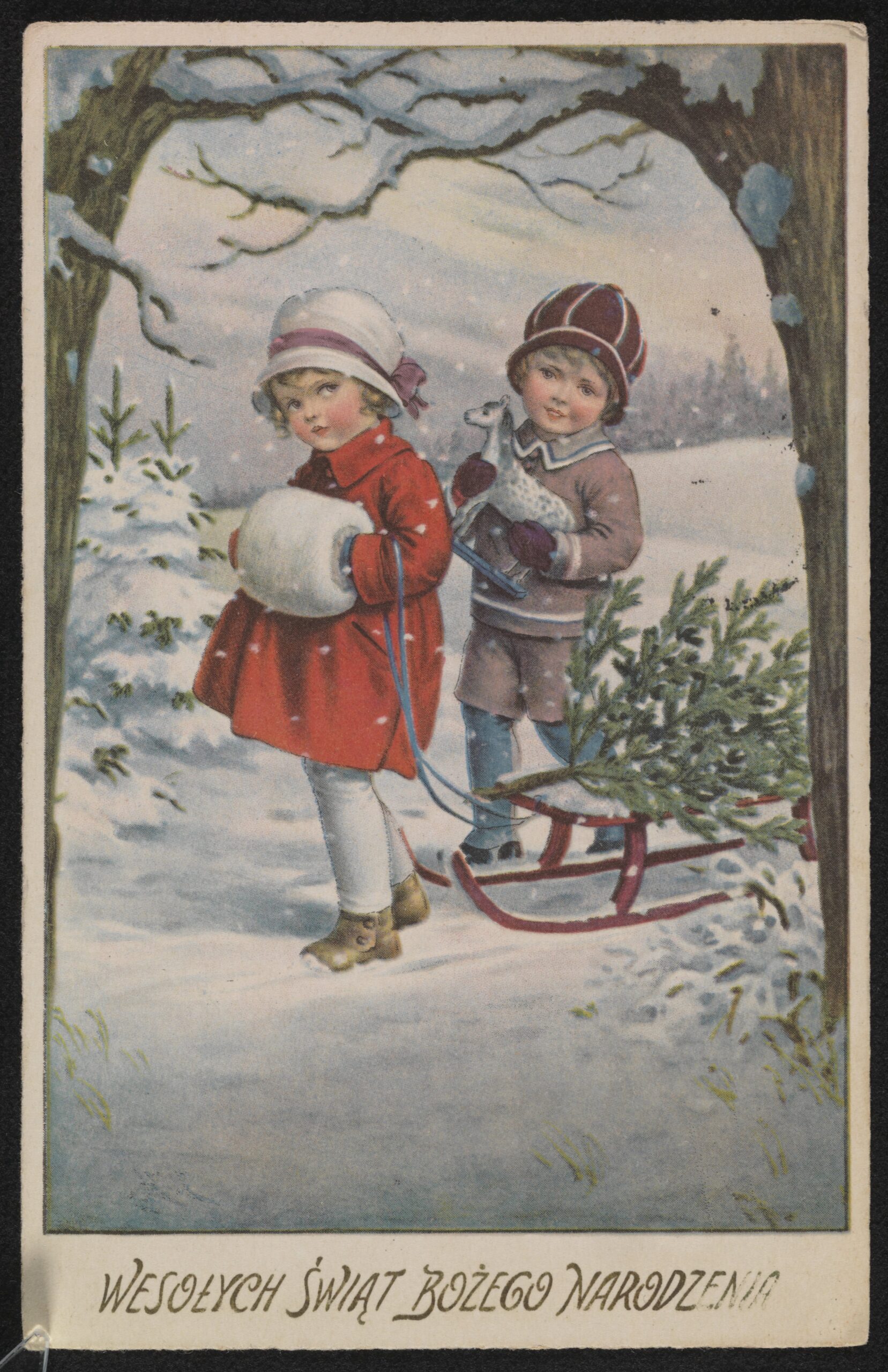 Dwoje dzieci pomiędzy drzewami trzyma sanki, na których leży mała choinka. Pada śnieg. Dziewczynka ma na rączkach mufkę. Chłopiec trzyma zabawkę konika. Na dole napis: Wesołych świąt Bożego Narodzenia.